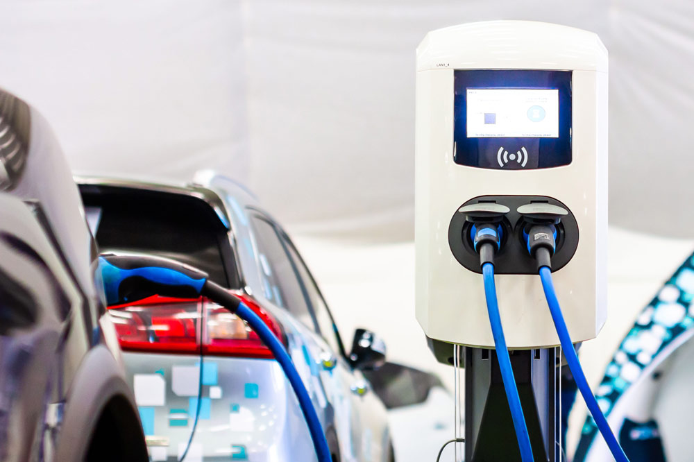 Auto elettriche in ricarica alla colonnina